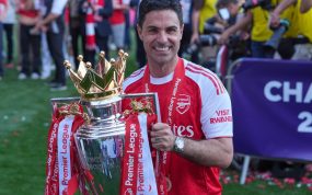 Mikel Arteta levanta el trofeo de la Premier League con el Arsenal en Londres