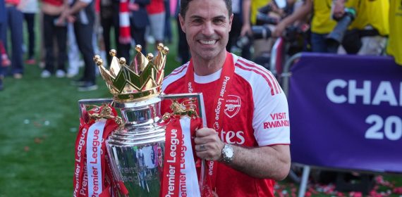 Mikel Arteta levanta el trofeo de la Premier League con el Arsenal en Londres