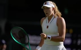 Mirra Andreeva aprieta el puño para celebrar un punto, con la raqueta en la otra mano