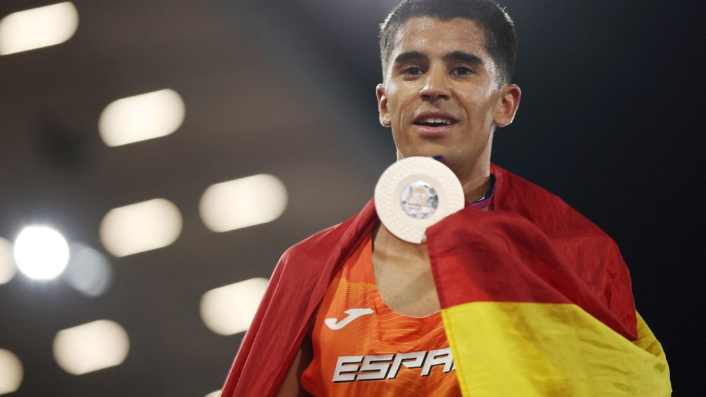 Mohamed Attaoui muestra la medalla de bronce con la bandera de España sobre los hombros en el Alexander Stadium