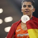 Mohamed Attaoui muestra la medalla de bronce con la bandera de España sobre los hombros en el Alexander Stadium