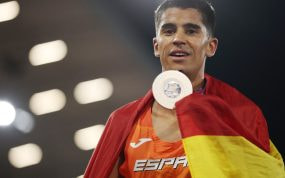 Mohamed Attaoui muestra la medalla de bronce con la bandera de España sobre los hombros en el Alexander Stadium