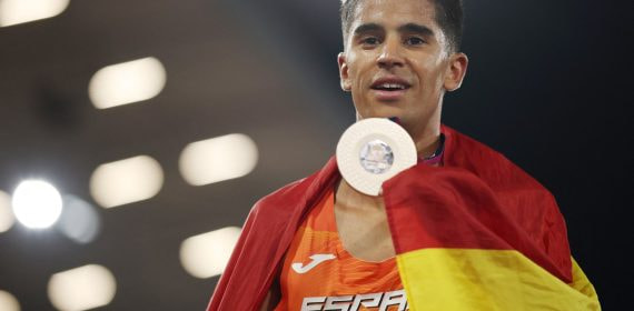 Mohamed Attaoui muestra la medalla de bronce con la bandera de España sobre los hombros en el Alexander Stadium
