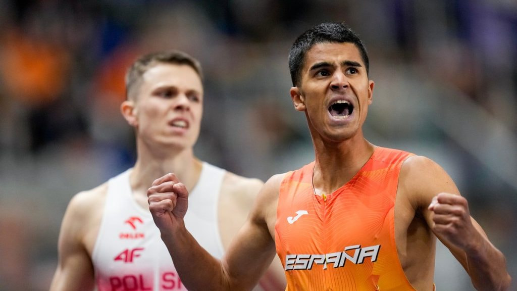 Mohamed Attaoui celebra tras cruzar la meta en una semifinal de 800 metros del Mundial en pista cubierta