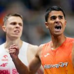 Mohamed Attaoui celebra tras cruzar la meta en una semifinal de 800 metros del Mundial en pista cubierta