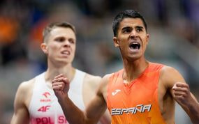 Mohamed Attaoui celebra tras cruzar la meta en una semifinal de 800 metros del Mundial en pista cubierta