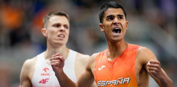 Mohamed Attaoui celebra tras cruzar la meta en una semifinal de 800 metros del Mundial en pista cubierta