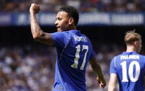 Morgan Rogers celebra un gol con la camiseta del Chelsea sobre el césped de Stamford Bridge