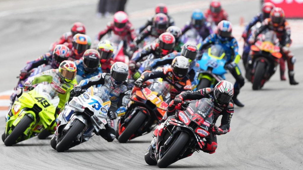 Un grupo de motos de MotoGP rueda en formación por el trazado del Circuit Ricardo Tormo de Cheste