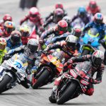 Un grupo de motos de MotoGP rueda en formación por el trazado del Circuit Ricardo Tormo de Cheste