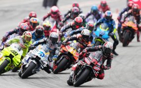 Un grupo de motos de MotoGP rueda en formación por el trazado del Circuit Ricardo Tormo de Cheste