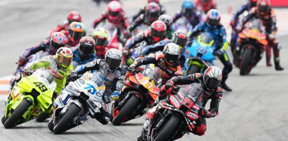 Un grupo de motos de MotoGP rueda en formación por el trazado del Circuit Ricardo Tormo de Cheste