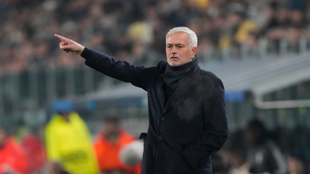 José Mourinha da indicaciones desde el banquillo durante un Juventus - Benfica de la Champions League 2025/26.