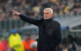 José Mourinha da indicaciones desde el banquillo durante un Juventus - Benfica de la Champions League 2025/26.