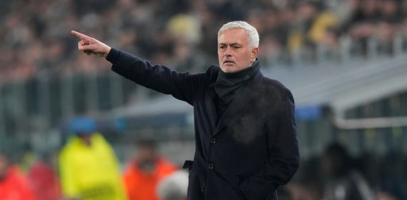 José Mourinha da indicaciones desde el banquillo durante un Juventus - Benfica de la Champions League 2025/26.