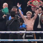 Naoya Inoue levanta los brazos sobre el ring después de ganar a Junto Nakatani en Tokio