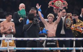 Naoya Inoue levanta los brazos sobre el ring después de ganar a Junto Nakatani en Tokio