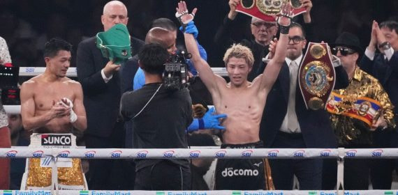 Naoya Inoue levanta los brazos sobre el ring después de ganar a Junto Nakatani en Tokio