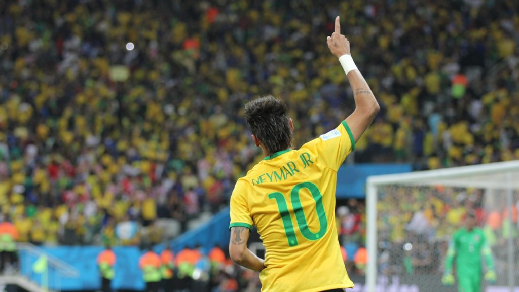 Neymar Jr. celebra uno de los dos goles anotados ante Croacia con Brasil durante la Copa del Mundo 2014.