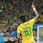Neymar Jr. celebra uno de los dos goles anotados ante Croacia con Brasil durante la Copa del Mundo 2014.