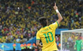Neymar Jr. celebra uno de los dos goles anotados ante Croacia con Brasil durante la Copa del Mundo 2014.