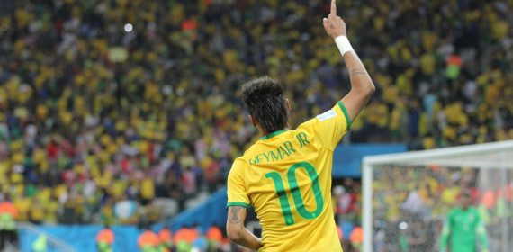 Neymar Jr. celebra uno de los dos goles anotados ante Croacia con Brasil durante la Copa del Mundo 2014.
