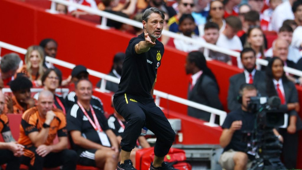 Niko Kovac gesticula desde la banda con el chándal del Borussia Dortmund durante un amistoso