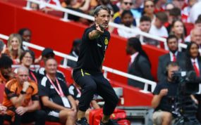 Niko Kovac gesticula desde la banda con el chándal del Borussia Dortmund durante un amistoso