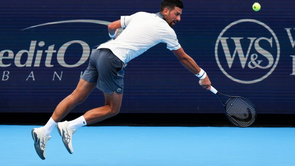 Novak Djokovic salta para golpear una bola durante su partido ante Thiago Agustín Tirante en el Cincinnati Open
