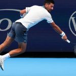 Novak Djokovic salta para golpear una bola durante su partido ante Thiago Agustín Tirante en el Cincinnati Open