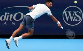 Novak Djokovic salta para golpear una bola durante su partido ante Thiago Agustín Tirante en el Cincinnati Open