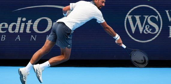 Novak Djokovic salta para golpear una bola durante su partido ante Thiago Agustín Tirante en el Cincinnati Open