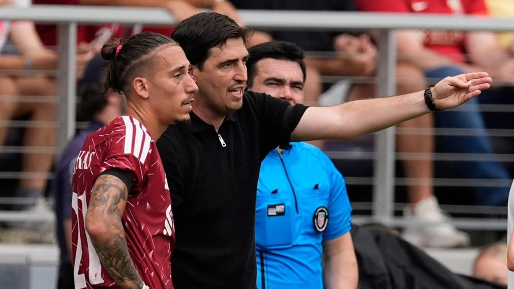 Andoni Iraola da instrucciones en banda al griego Konstantinos Tsimikas durante un partido de la pretemporada 2026 ante el Sunderland.