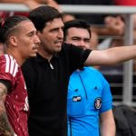 Andoni Iraola da instrucciones en banda al griego Konstantinos Tsimikas durante un partido de la pretemporada 2026 ante el Sunderland.