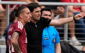 Andoni Iraola da instrucciones en banda al griego Konstantinos Tsimikas durante un partido de la pretemporada 2026 ante el Sunderland.