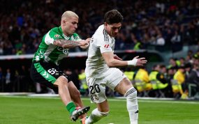 Pablo García disputa un balón ante su ahora compañero Fran García durante un Real Madrid - Betis disputado en enero de 2026.