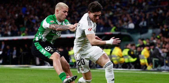 Pablo García disputa un balón ante su ahora compañero Fran García durante un Real Madrid - Betis disputado en enero de 2026.