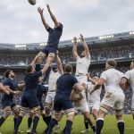 Dos delanteros saltan a por el balón en una touche durante un partido internacional de rugby