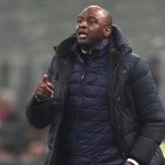 Patrick Vieira da instrucciones en la banda durante su etapa como entrenador del Genoa de la Serie A italiana.