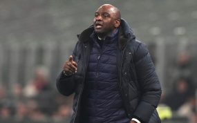 Patrick Vieira da instrucciones en la banda durante su etapa como entrenador del Genoa de la Serie A italiana.