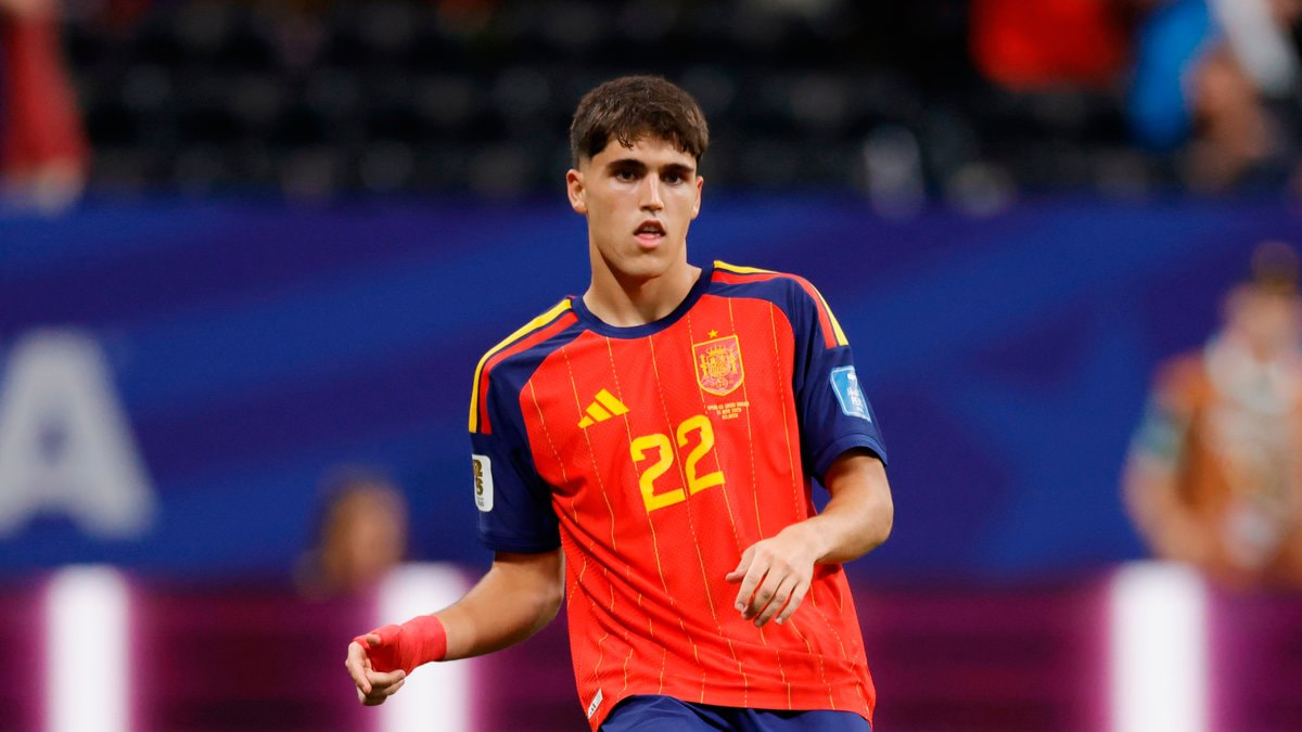 Pau Cubarsí conduce el balón en el partido de la fase de grupos del Mundial 2026 entre España y Arabia Saudí.