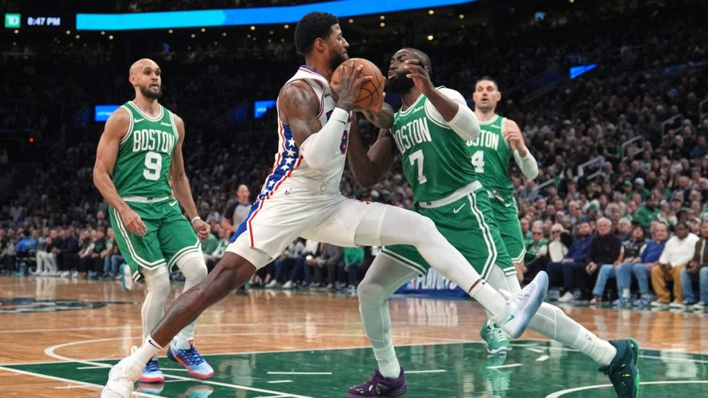 Paul George encara el aro ante la defensa de Jaylen Brown en un partido de playoffs en Boston
