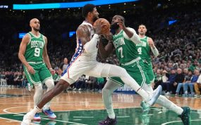 Paul George encara el aro ante la defensa de Jaylen Brown en un partido de playoffs en Boston