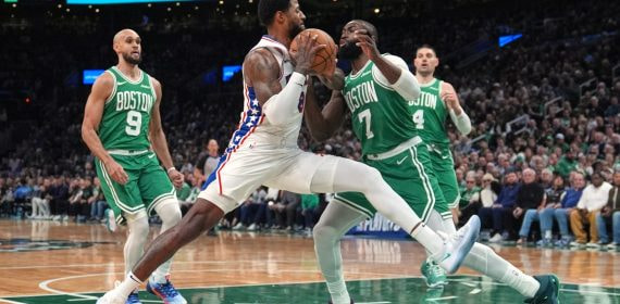 Paul George encara el aro ante la defensa de Jaylen Brown en un partido de playoffs en Boston