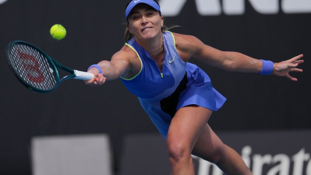 Paula Badosa golpea de derecha durante su partido de segunda ronda en el Open de Australia