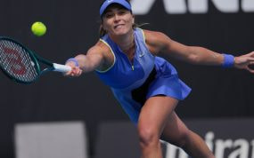Paula Badosa golpea de derecha durante su partido de segunda ronda en el Open de Australia