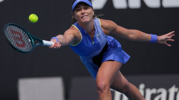 Paula Badosa golpea de derecha durante su partido de segunda ronda en el Open de Australia