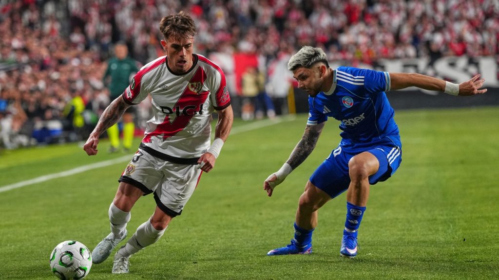 Pep Chavarría encara a Julio Enciso en el partido de ida de semifinales de Conference League 2025/26 entre el Rayo Vallecano y el Estrasburgo.
