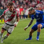 Pep Chavarría encara a Julio Enciso en el partido de ida de semifinales de Conference League 2025/26 entre el Rayo Vallecano y el Estrasburgo.