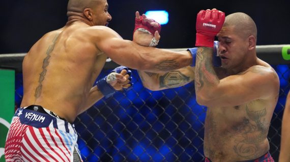Alex Pereira y Ciryl Gane, durante su combate por el título interino del peso pesado en la Casa Blanca